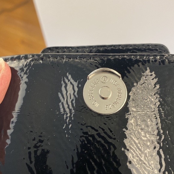 Guess purse wristlet magnet lock zippered pocket black woven silver hardware - Picture 7 of 9